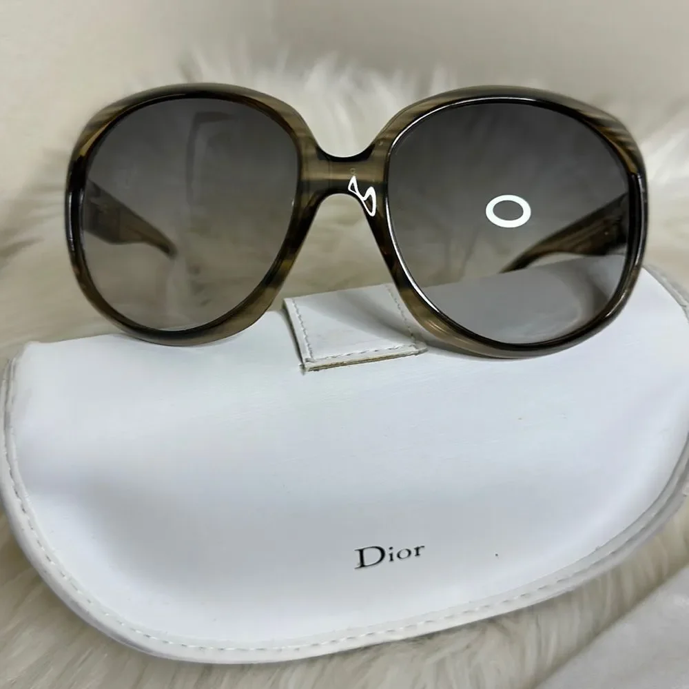 💯Authentic Dior Sunglasses with Case🍀